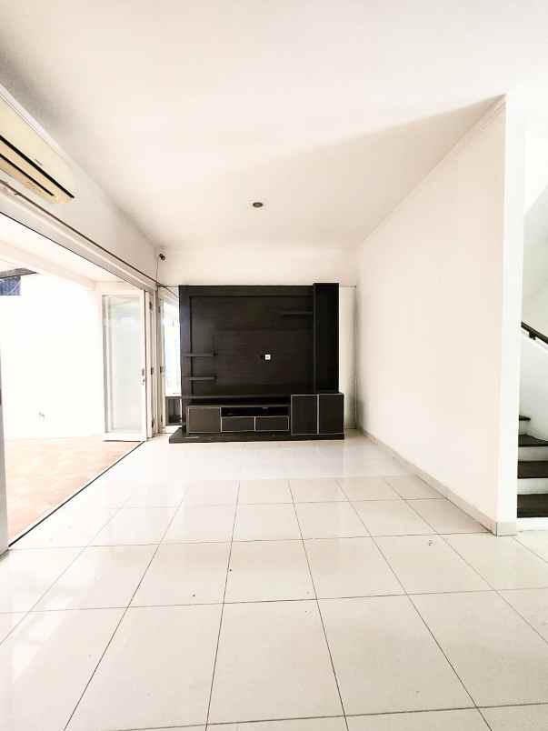 dijual rumah komplek emerald bintaro