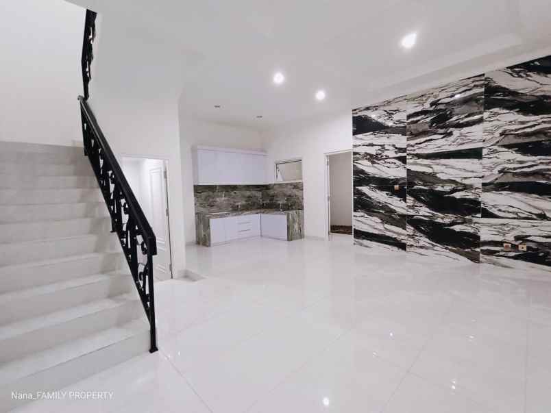 dijual rumah komplek meruya permai