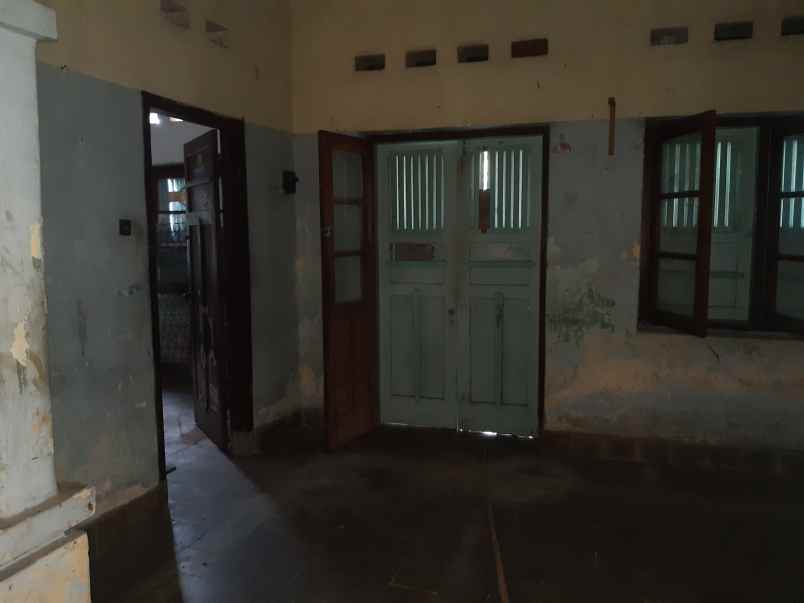 dijual rumah lama di pusat kota jember