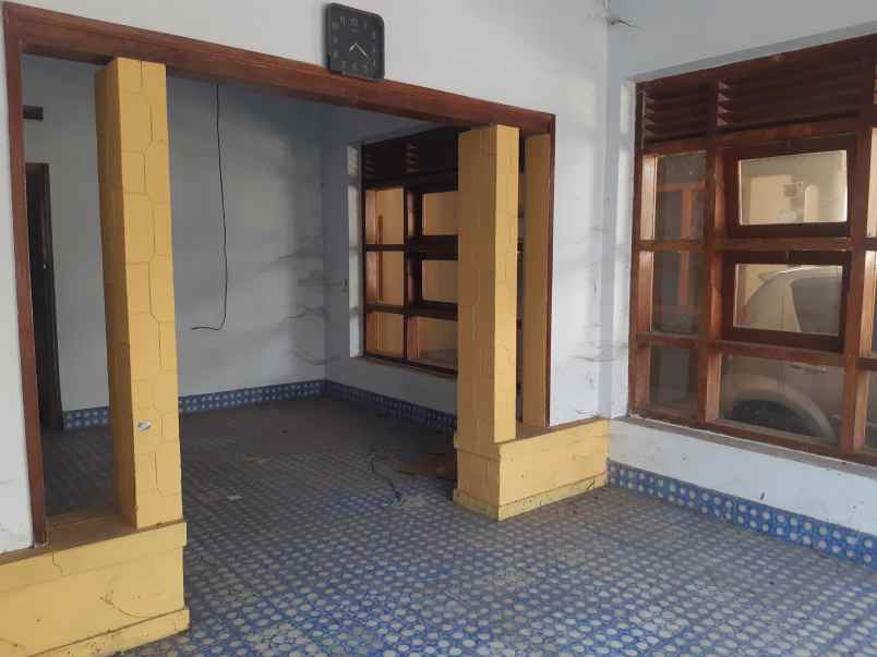 dijual rumah lama di pusat kota jember