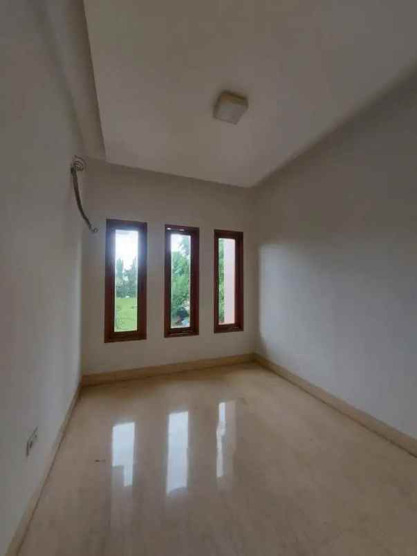 dijual rumah lokasi dekat kantor gojek