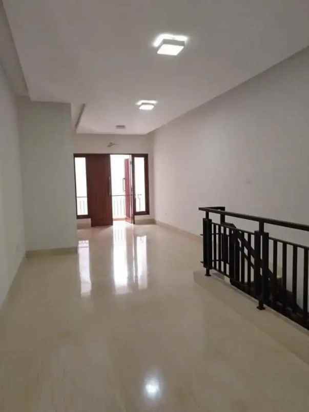 dijual rumah lokasi dekat kantor gojek