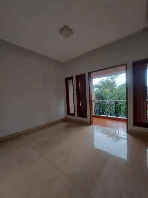 dijual rumah lokasi dekat kantor gojek