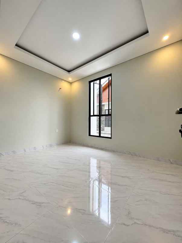 dijual rumah lubang buaya