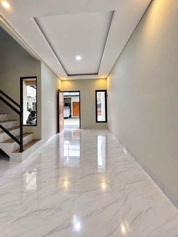 dijual rumah lubang buaya