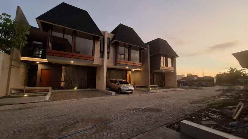 dijual rumah maguwoharjo kec depok kab