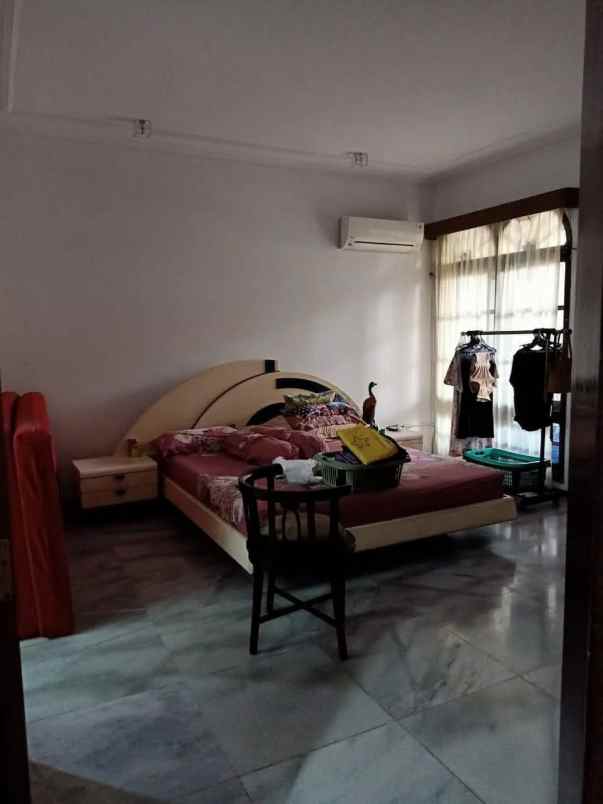 dijual rumah manyar