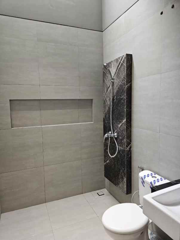 dijual rumah manyar indah