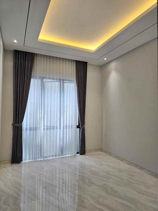 dijual rumah manyar indah