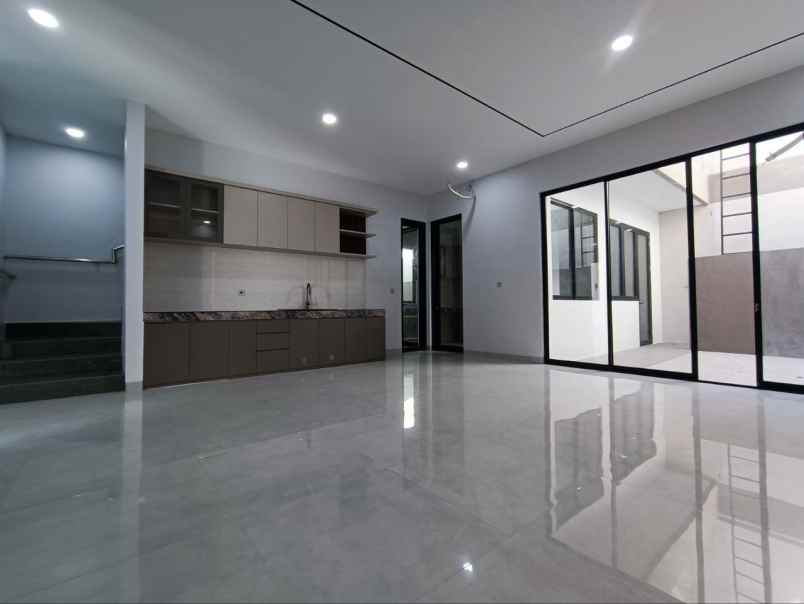 dijual rumah manyar jaya