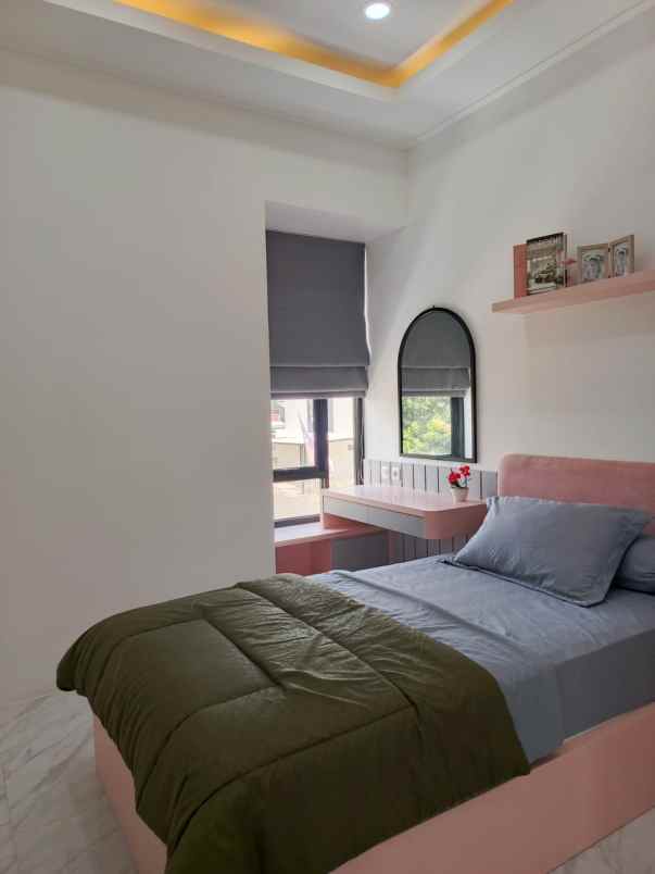 dijual rumah mewah 3 lantai dekat mrt lebak bulus