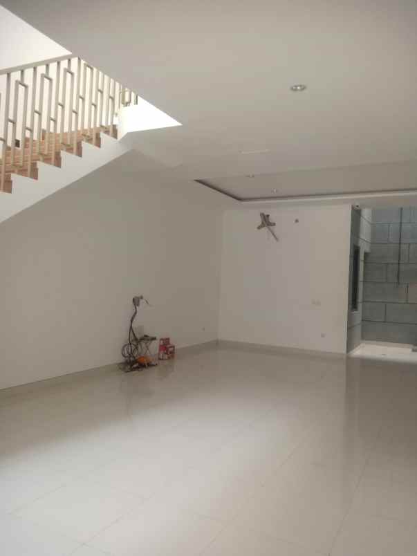 dijual rumah nirwana eksekutif