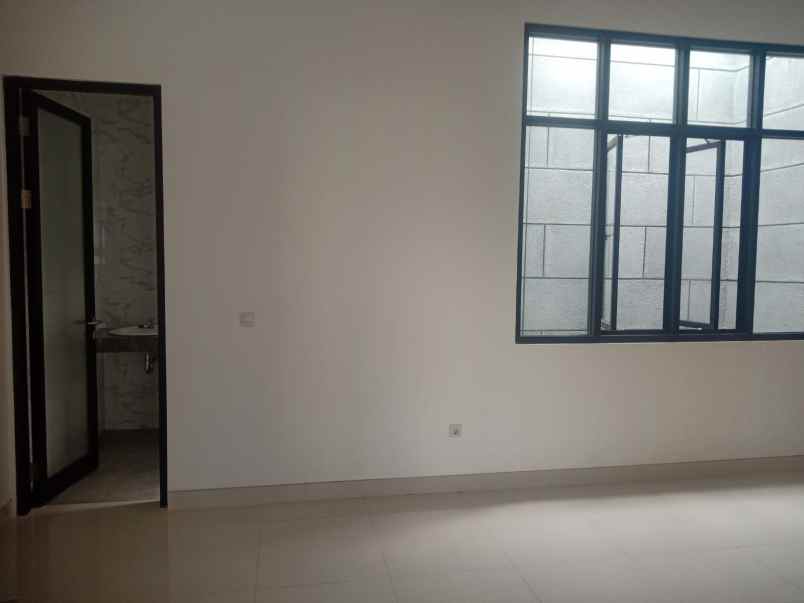 dijual rumah nirwana eksekutif