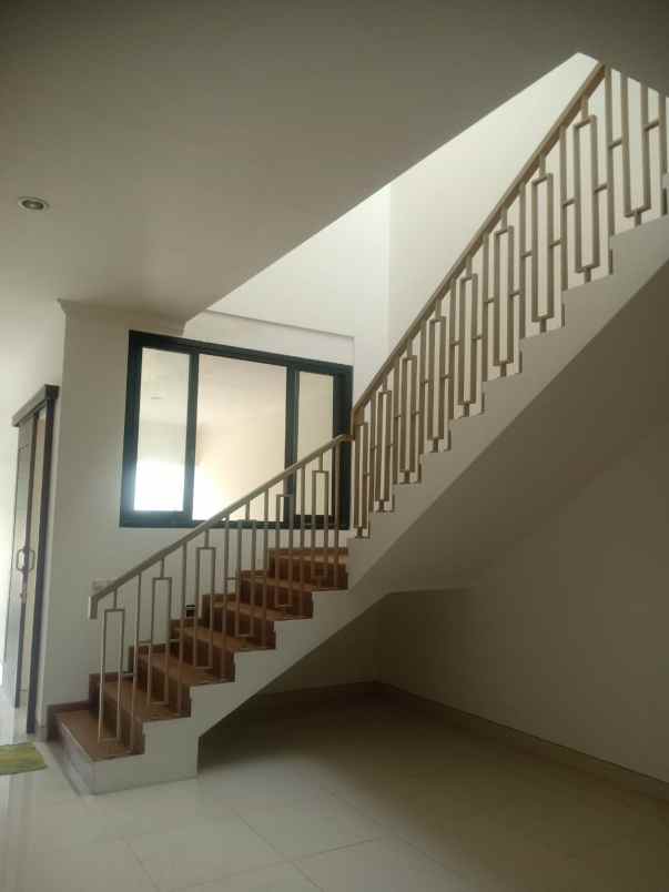 dijual rumah nirwana eksekutif