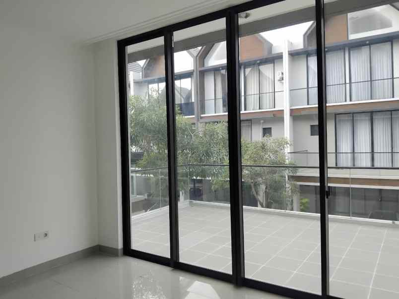 dijual rumah osaka residence pik2
