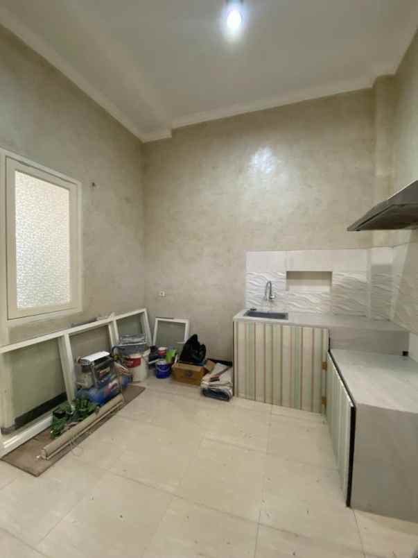 dijual rumah pakuwon city