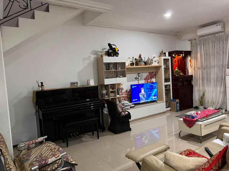 dijual rumah pakuwon city