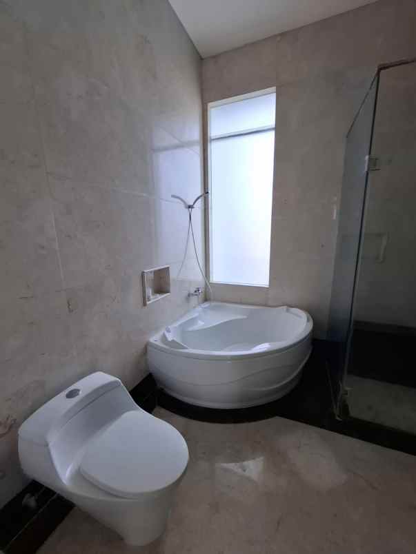 dijual rumah pakuwon city