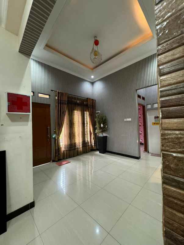 dijual rumah perumahan acropolis