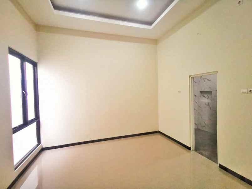 dijual rumah semampir