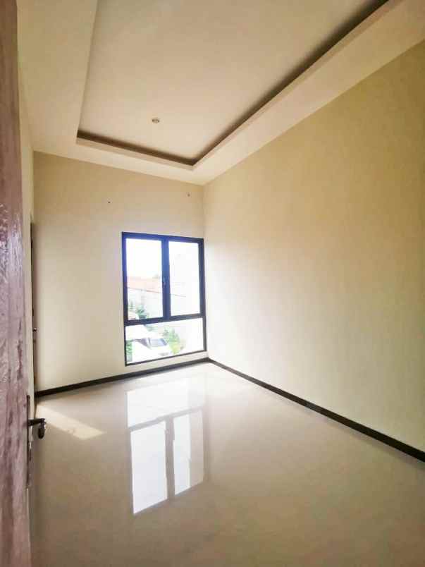 dijual rumah semampir
