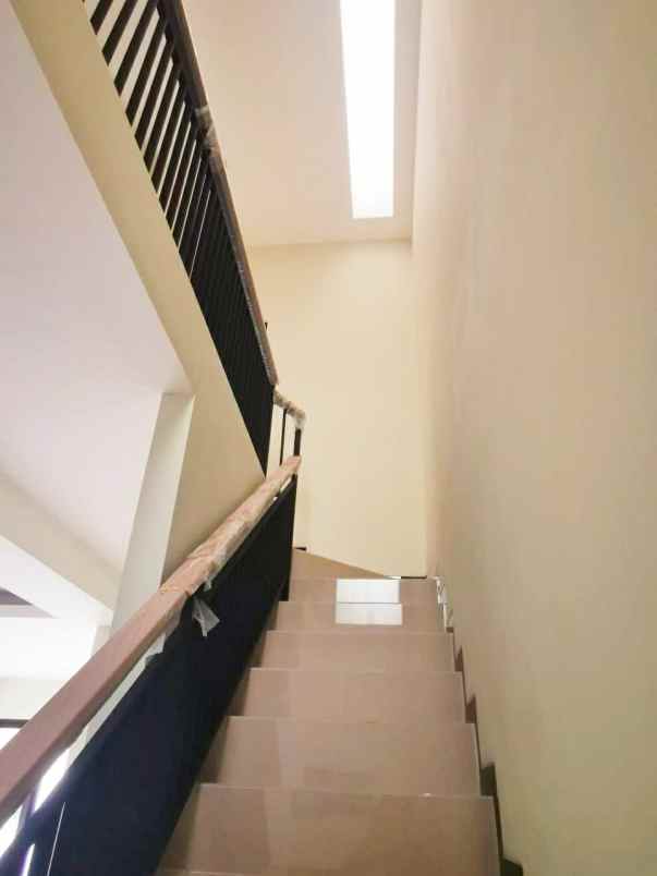 dijual rumah semampir