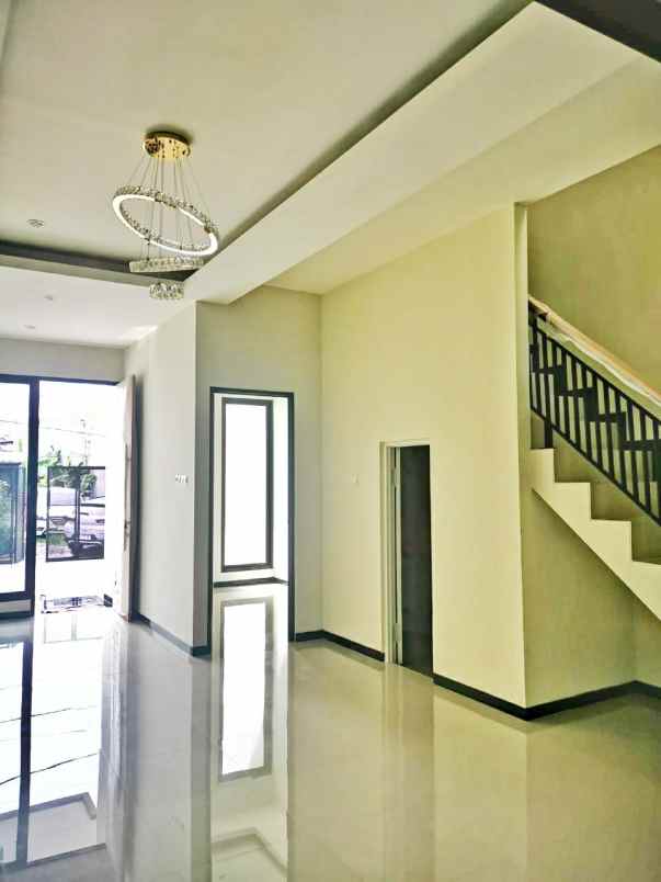 dijual rumah semampir