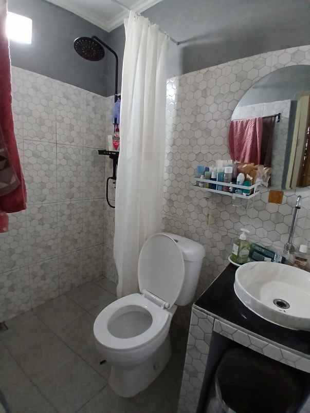 dijual rumah siap huni terawat lokasi di mampang depok