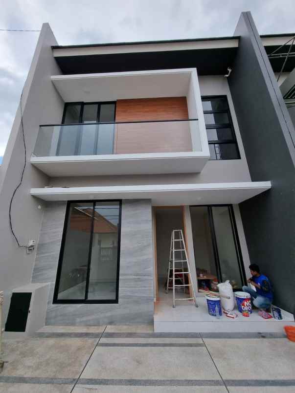 dijual rumah sutorejo