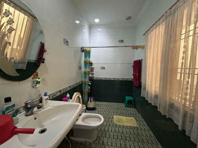 dijual rumah taman surya 5