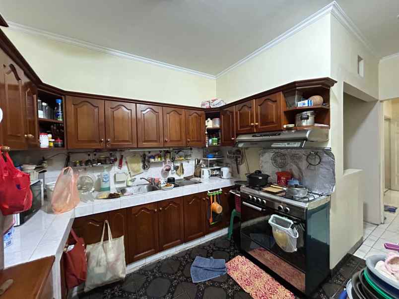 dijual rumah taman surya 5