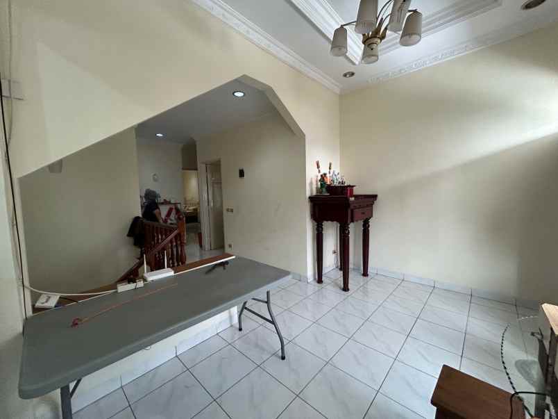 dijual rumah taman surya 5