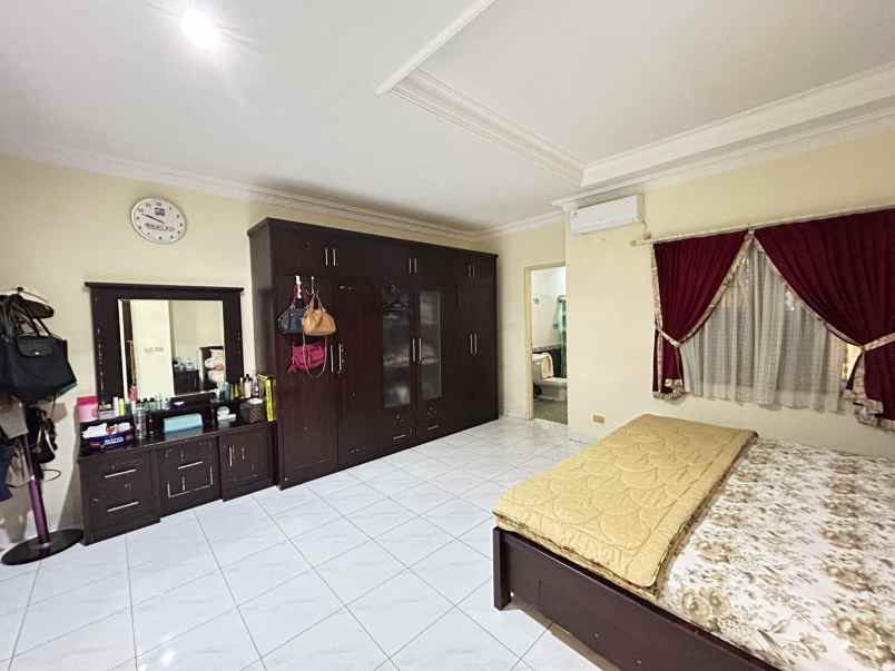 dijual rumah taman surya 5