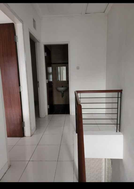 dijual rumah telaga golf depok