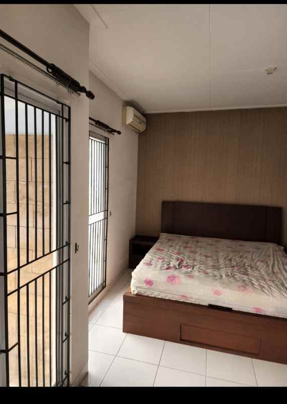 dijual rumah telaga golf depok