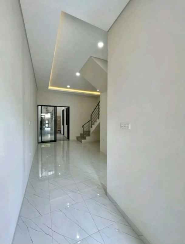 dijual rumah tenggilis mejoyo