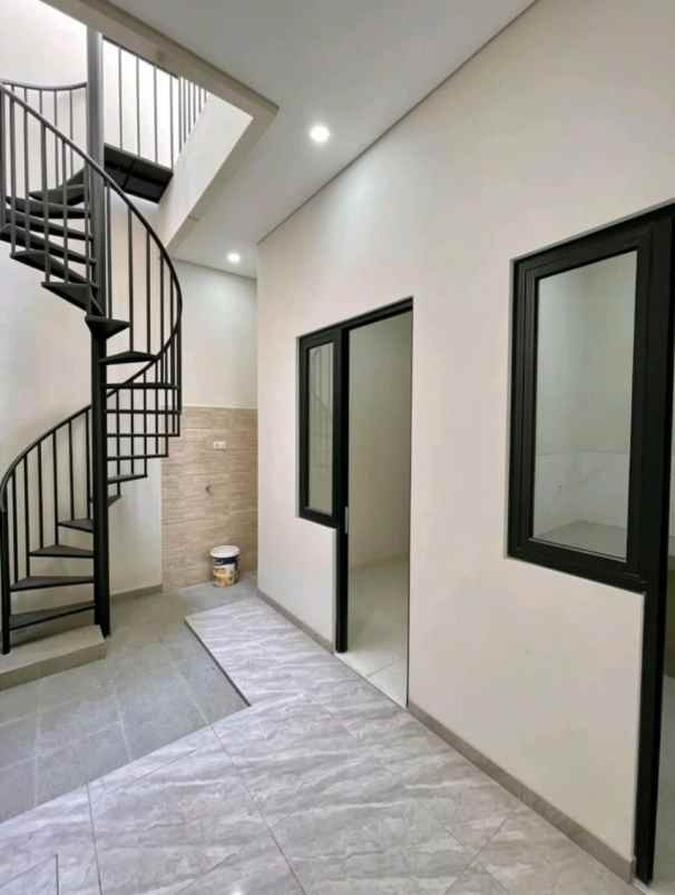 dijual rumah tenggilis mejoyo