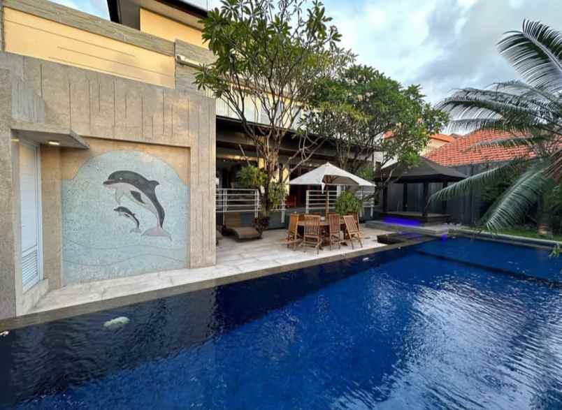 dijual villa gatot subroto