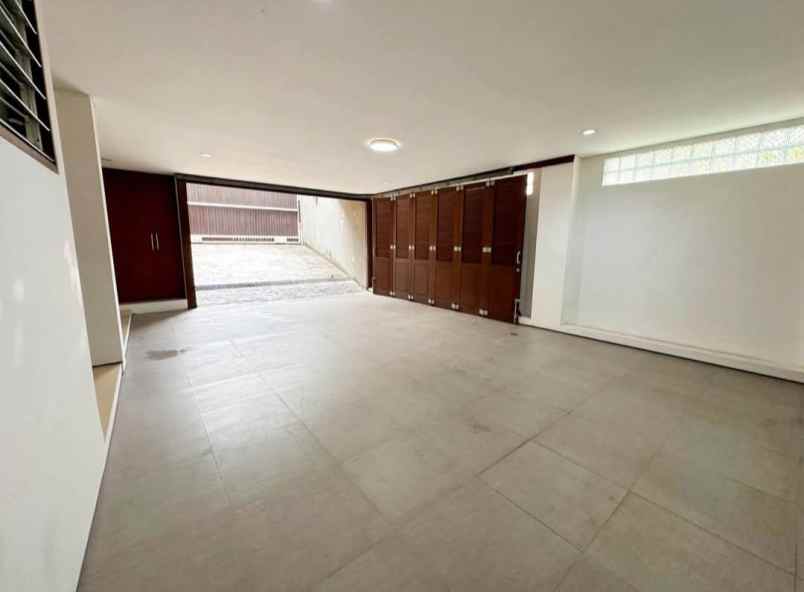 dijual villa gatot subroto