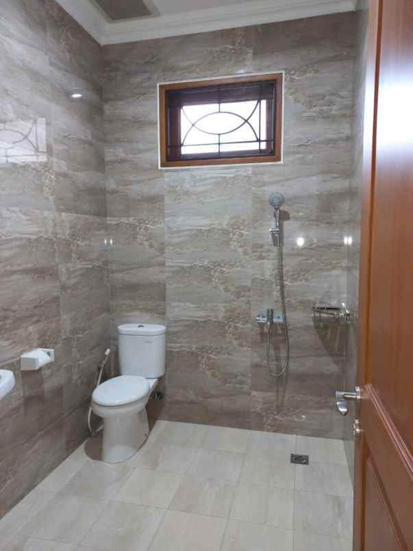 disewakan rumah jalan pakuwon indah