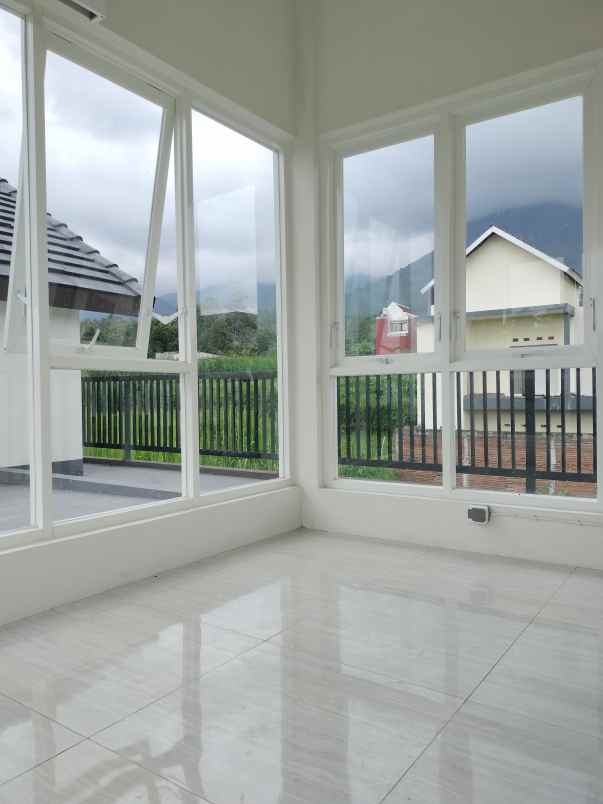 jual villa aktif plus kolam renang di kota batu