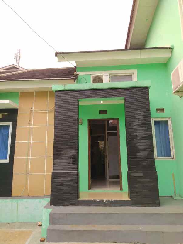rumah 2 lantai dalam komplek maharaja depok