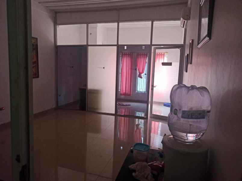 rumah 2 lantai dalam komplek maharaja depok