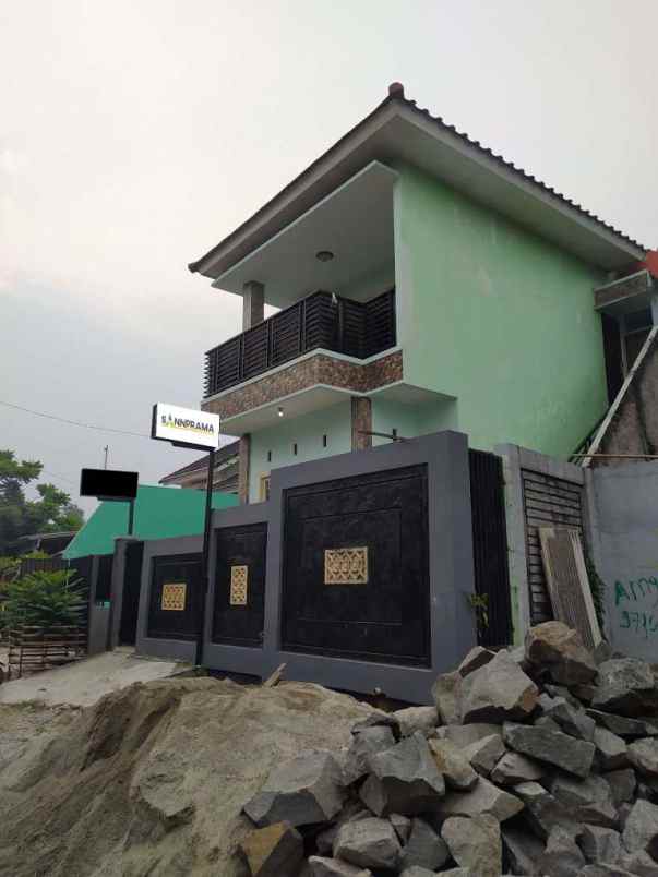 rumah 2 lantai dalam komplek maharaja depok