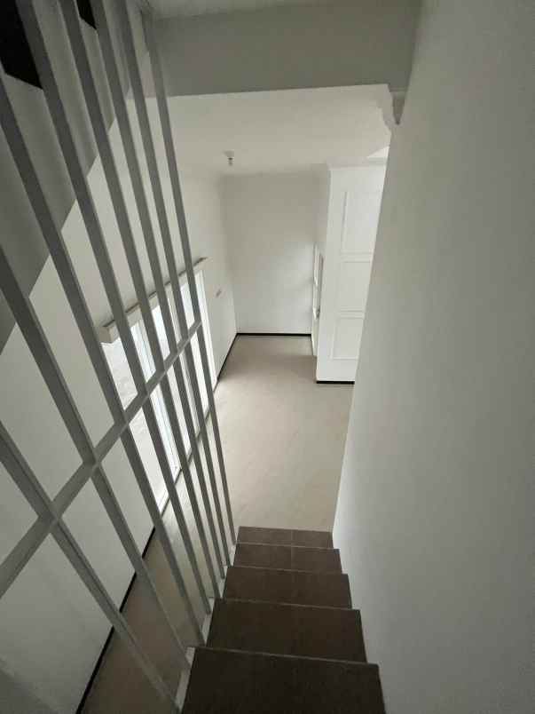 rumah 2 lantai lokasi dekat kampus binus araya