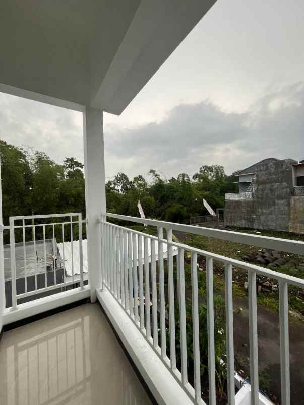 rumah 2 lantai lokasi dekat kampus binus araya