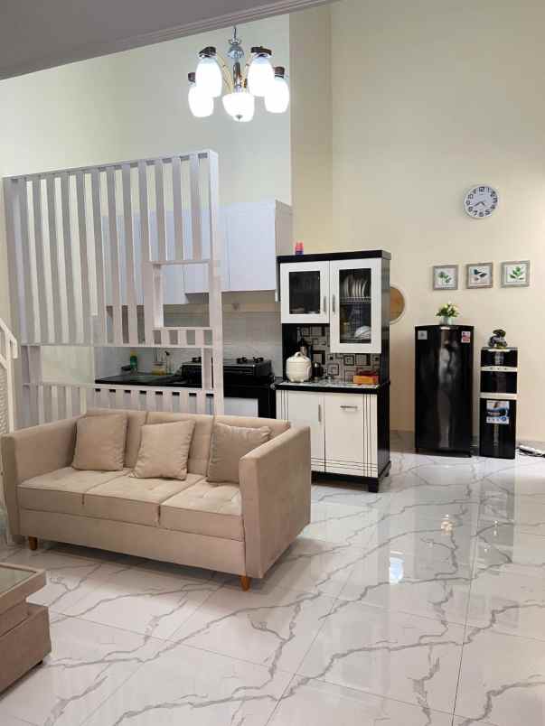 rumah apik siap huni dalam cluster di bedahan sawangan