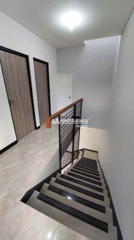rumah baru 2 lantai siap huni di mampang depok