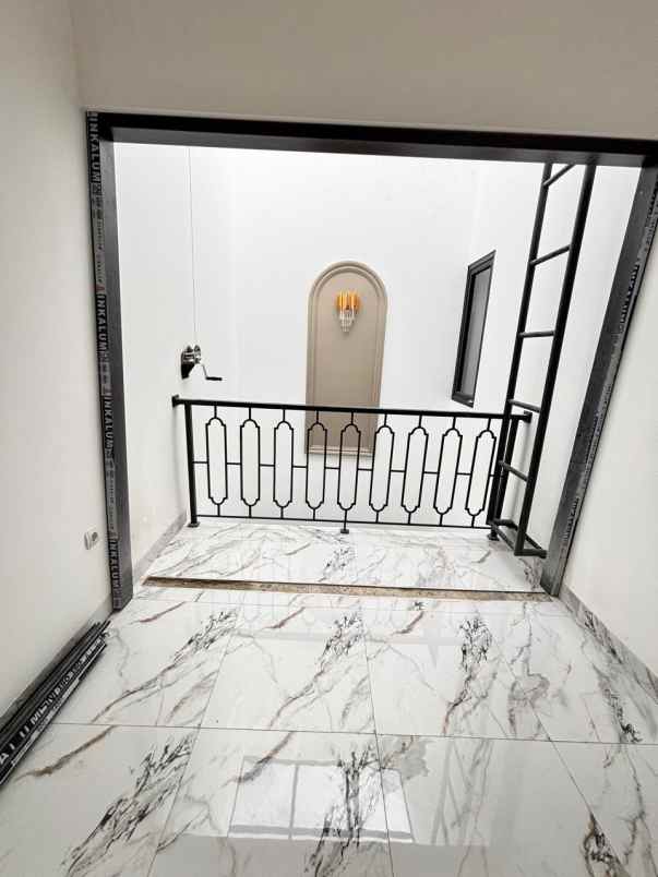 rumah baru american classic di ciledug tangerang