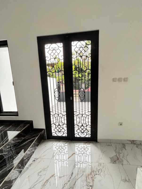 rumah baru american classic di ciledug tangerang